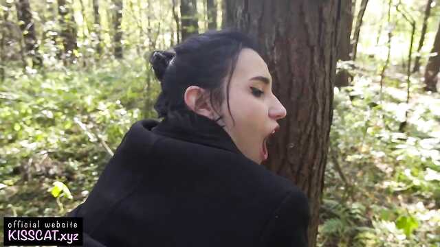 Темноволосый парень и девушка в костюме трахаются в лесу.