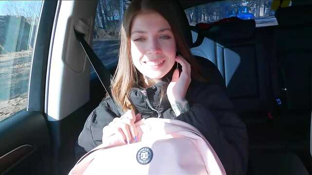 Симпатичная девушка: она делает парню глубокий минет!