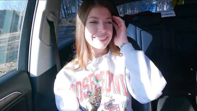 Симпатичная девушка: она делает парню глубокий минет!