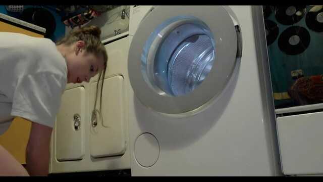 Друг подруге: стирка и трахнул ее киску.