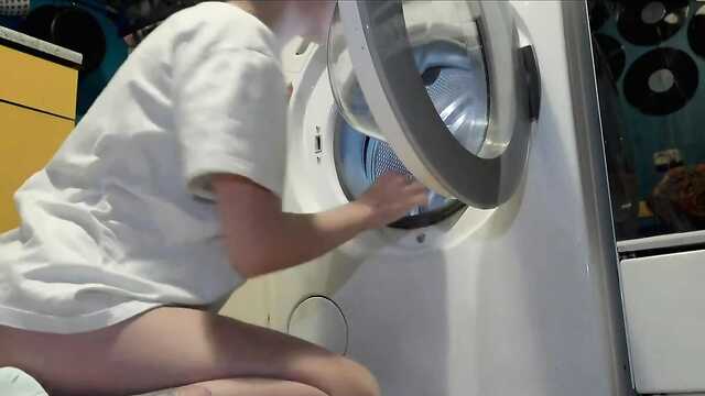 Друг подруге: стирка и трахнул ее киску.