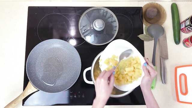 Dziewczyna z niebieskimi włosami na kuchennym stole wali szczelinę ogórkiem