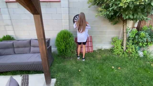 Sąsiadka po grze w rzutki podstawia cipkę do pochwy