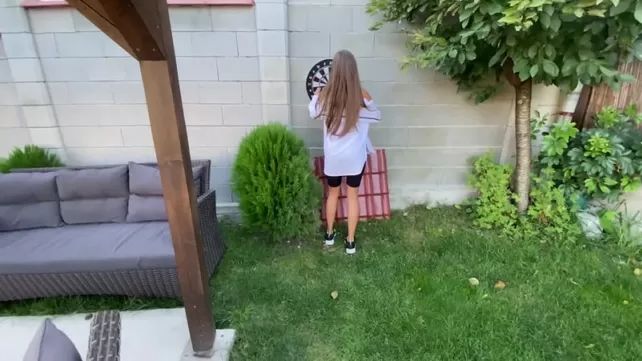 Көршісі кейін ойын дартс подставляет киску үшін қынап