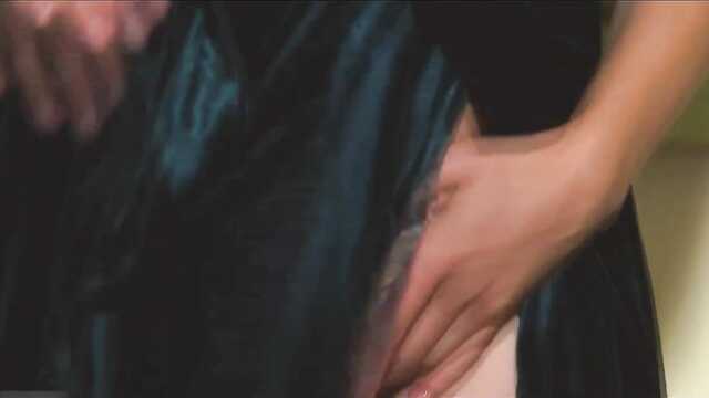 Menina de pernas longas solta calcinha para masturbação