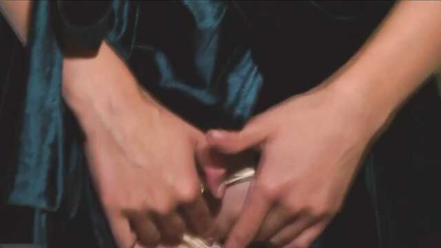 Menina de pernas longas solta calcinha para masturbação