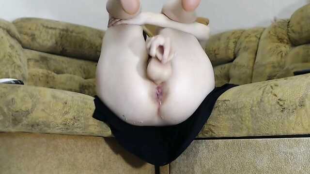 Девушка дрочит киску фаллоимитатором.