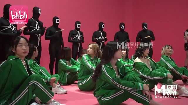 Жас азиялық әйелге арналған "кальмар ойыны" сериясының пародиясы