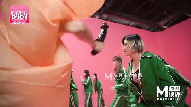 Жас азиялық әйелге арналған "кальмар ойыны" сериясының пародиясы