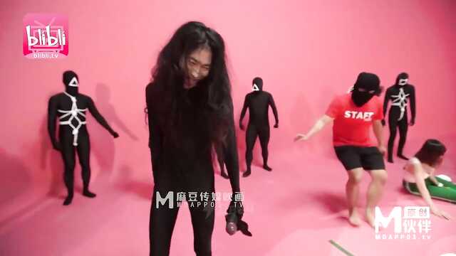 Жас азиялық әйелге арналған "кальмар ойыны" сериясының пародиясы