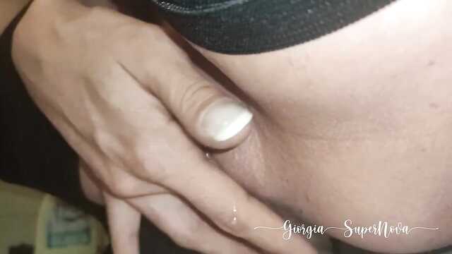 Девушка дрочит выбритую пилотку своими пальчиками в чулках.