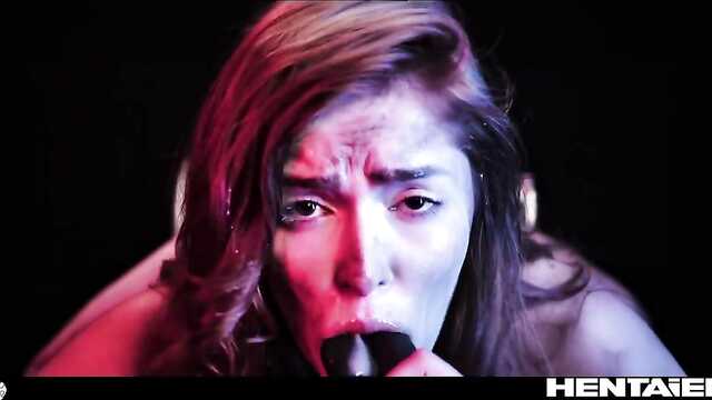 Dziewczyna podczas masturbacji dildo dostaje orgazm