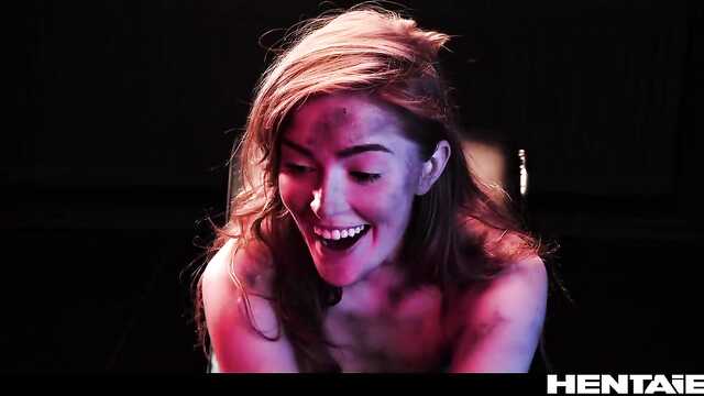 Dziewczyna podczas masturbacji dildo dostaje orgazm