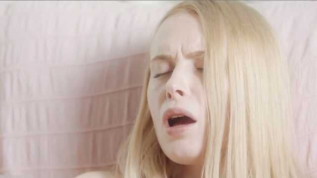 Chuda dziewczyna Maria pieprzy się palcami