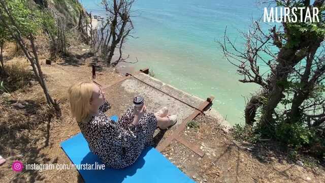 Schwüle Herrin in Kleidung und ihr Freund ficken im freien