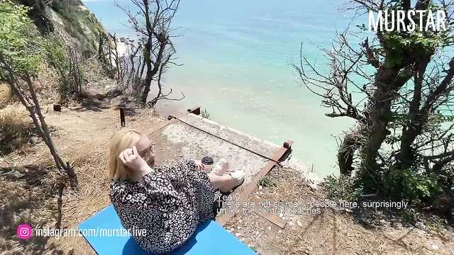 Schwüle Herrin in Kleidung und ihr Freund ficken im freien