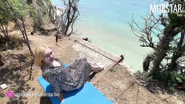 Schwüle Herrin in Kleidung und ihr Freund ficken im freien