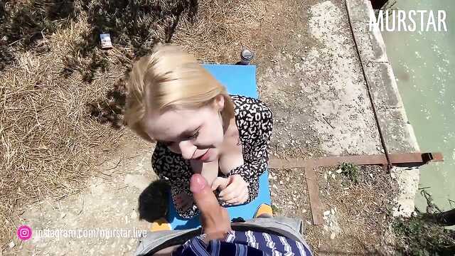 Schwüle Herrin in Kleidung und ihr Freund ficken im freien