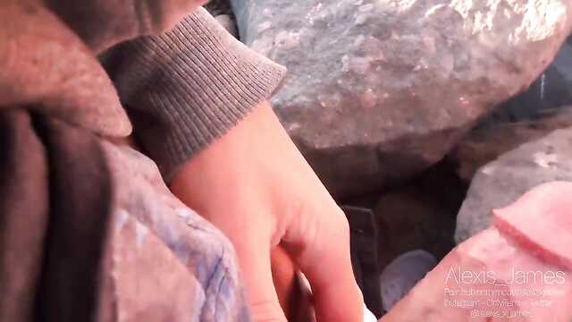 Секс на пляже: Пара снимает своё видео.