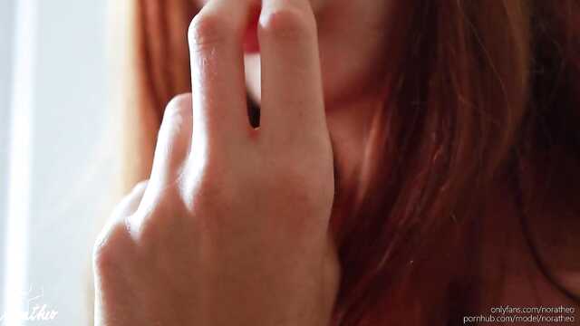 Дівчина після сексу на стільці приймає сперму на свої доїння