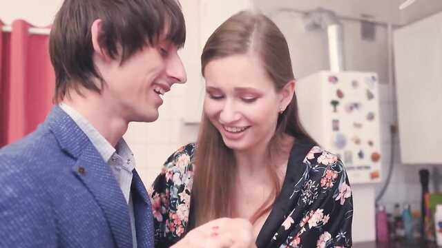 Przyjaciel i jego dziewczyna w kuchni uprawiają namiętny seks