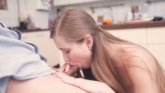 Przyjaciel i jego dziewczyna w kuchni uprawiają namiętny seks