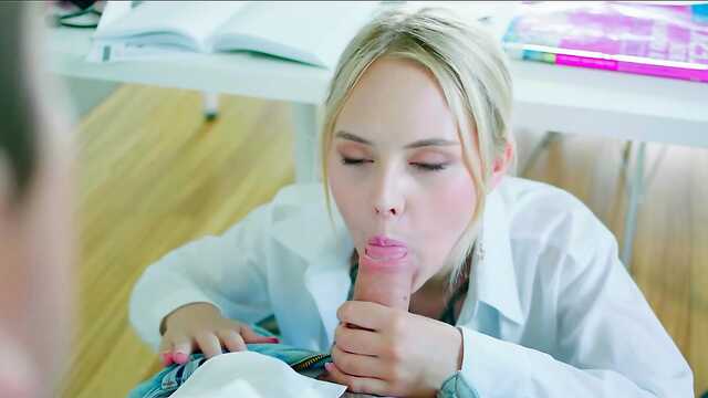 Эмили держит учителя в руках.