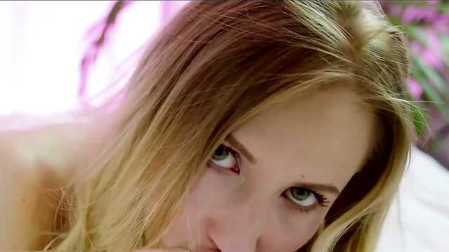Анна төсекте ласкает өз пилотку секс ойыншық
