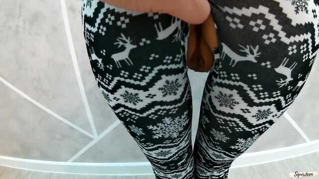 Brunetka w legginsach rozkłada nogi do pochwy i orgazmu