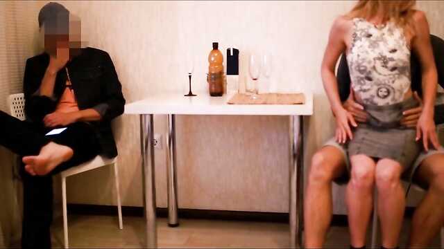 Mąż rogacz podłożył swoją wierną pod penisa swojego przyjaciela