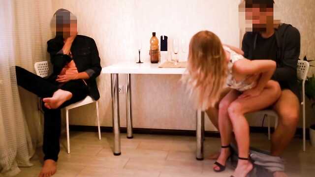 Mąż rogacz podłożył swoją wierną pod penisa swojego przyjaciela