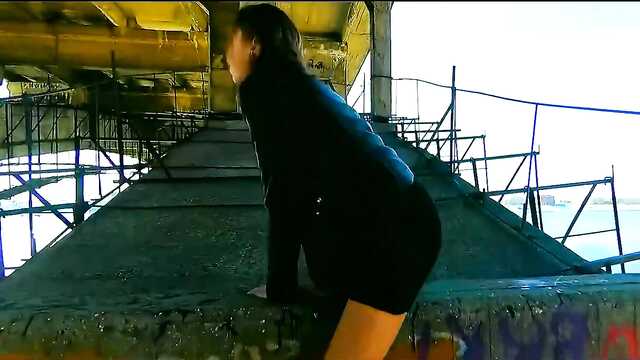 Блакитноока подруга в одязі на будівництві робить другу мінет