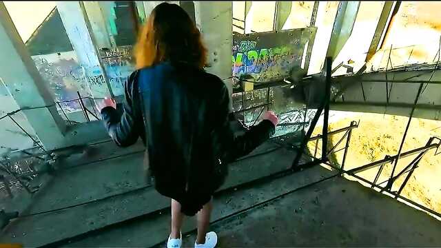 Блакитноока подруга в одязі на будівництві робить другу мінет