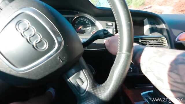 Девушка делает минет и скачет на элдаке.