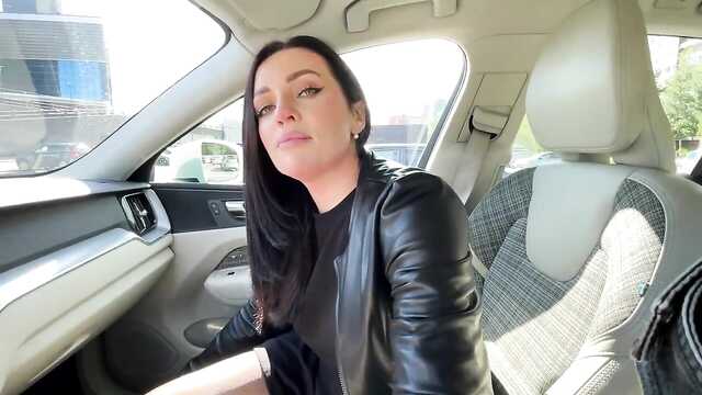 Ciemnowłosa dziewczyna w kabinie samochodu robi libertynowi Loda