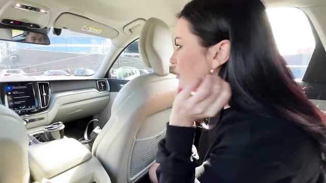 Ciemnowłosa dziewczyna w kabinie samochodu robi libertynowi Loda