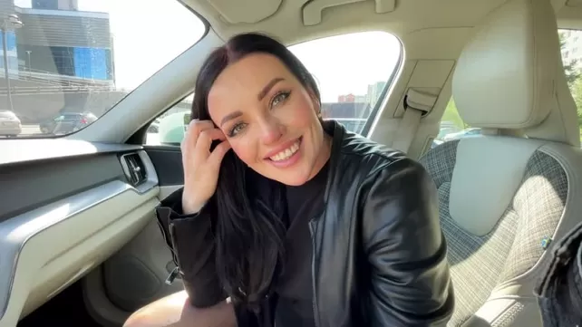 Темноволосая қыз салонында авто жасайды развратнику минет