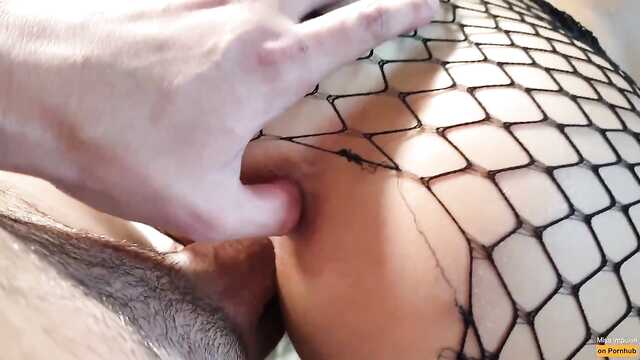 Парень вводит член во влагалище и киску телочки в колготках