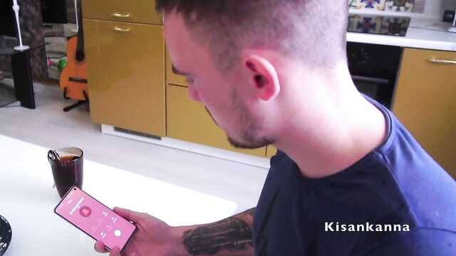 Парень вставляет блондинке огромный черный дилдо.