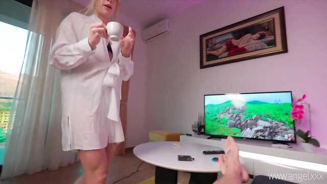 Menina apaixonada em Óculos e em lingerie diferente pronto para o sexo