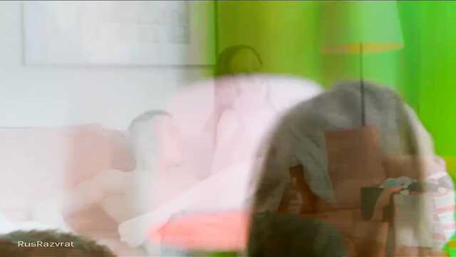 Жігіт қызғылт сары диванда трахает өзінің сүйікті құрбысын