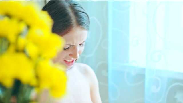 Brunetka z długimi włosami na krześle w salonie wali konia ptaszka