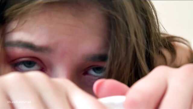 Eliza na łóżku zastępuje swoją ciasną dziurkę do pochwy