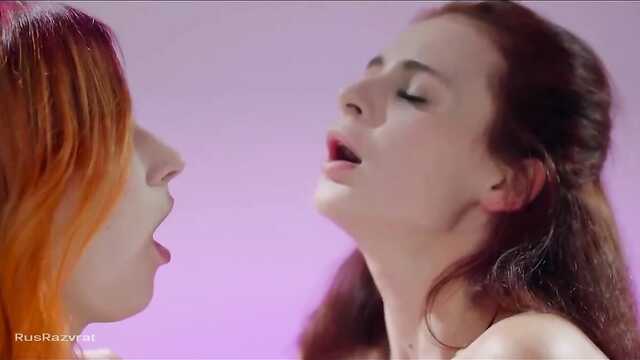 Рыжей и шатенки: ласкают свои пилотки на кровати.