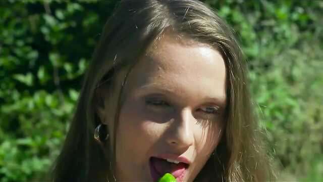 Solo masturbacja młodej dziewczyny w ogrodzie długim ogórkiem