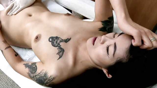 Azjatka przyszła do lekarza i dostała Orgazm