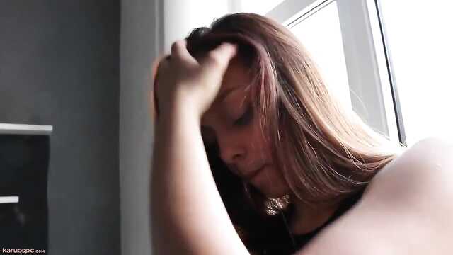 Karina wspięła się na parapet do delikatnej masturbacji
