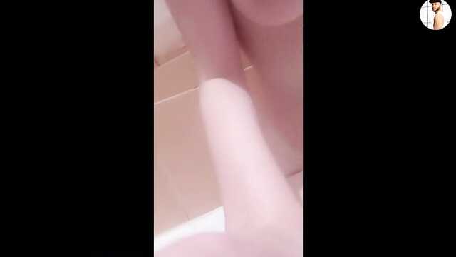 Віка з великою попою по веб камері розводить хлопців мастурбацією