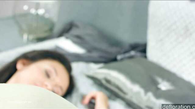 Джина выходит на свое первое романтическое приключение