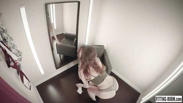 Melissa na loja de provador acaricia sua buceta